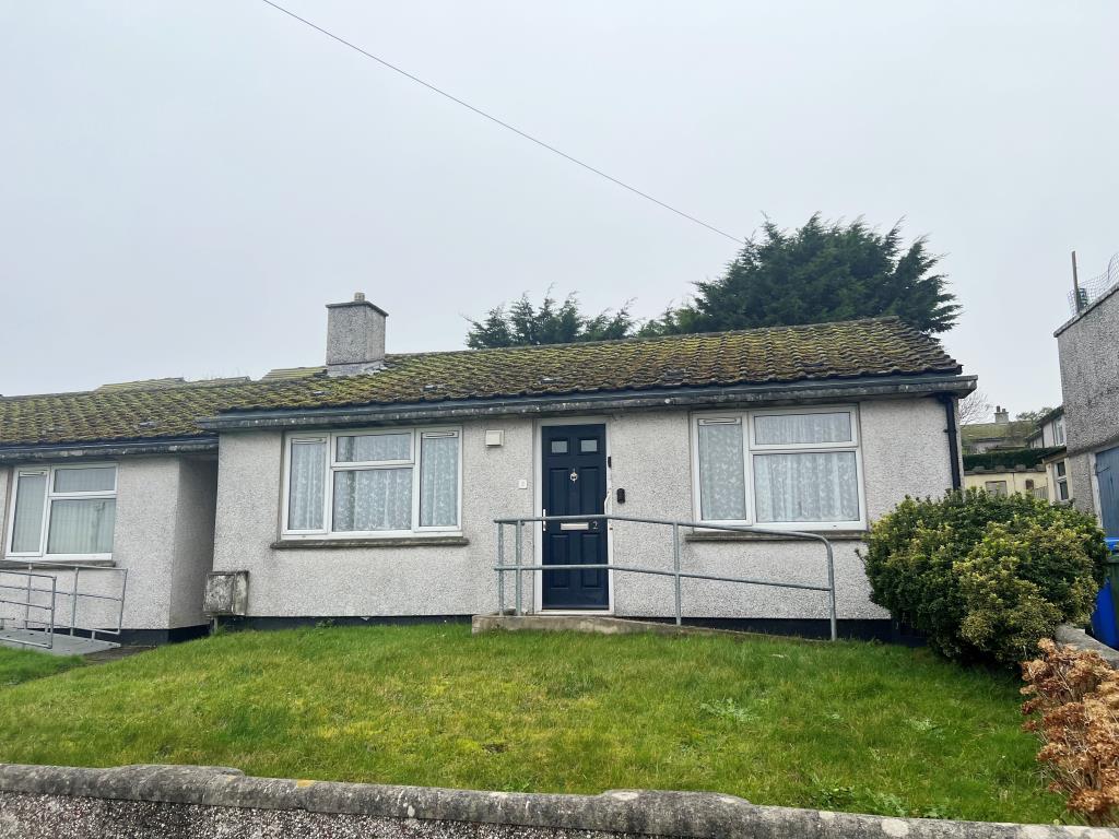 Lot: 56 - SEMI-DETACHED BUNGALOW WITH GARDENS -